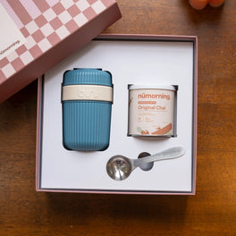 Coffret Bini × nümorning Bicolore Bleu Ciel : mug nomade, chaï latte bio et cuillère doseuse