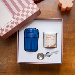 Coffret Bini × nümorning Bleu Nuit : mug nomade, chaï latte bio et cuillère doseuse