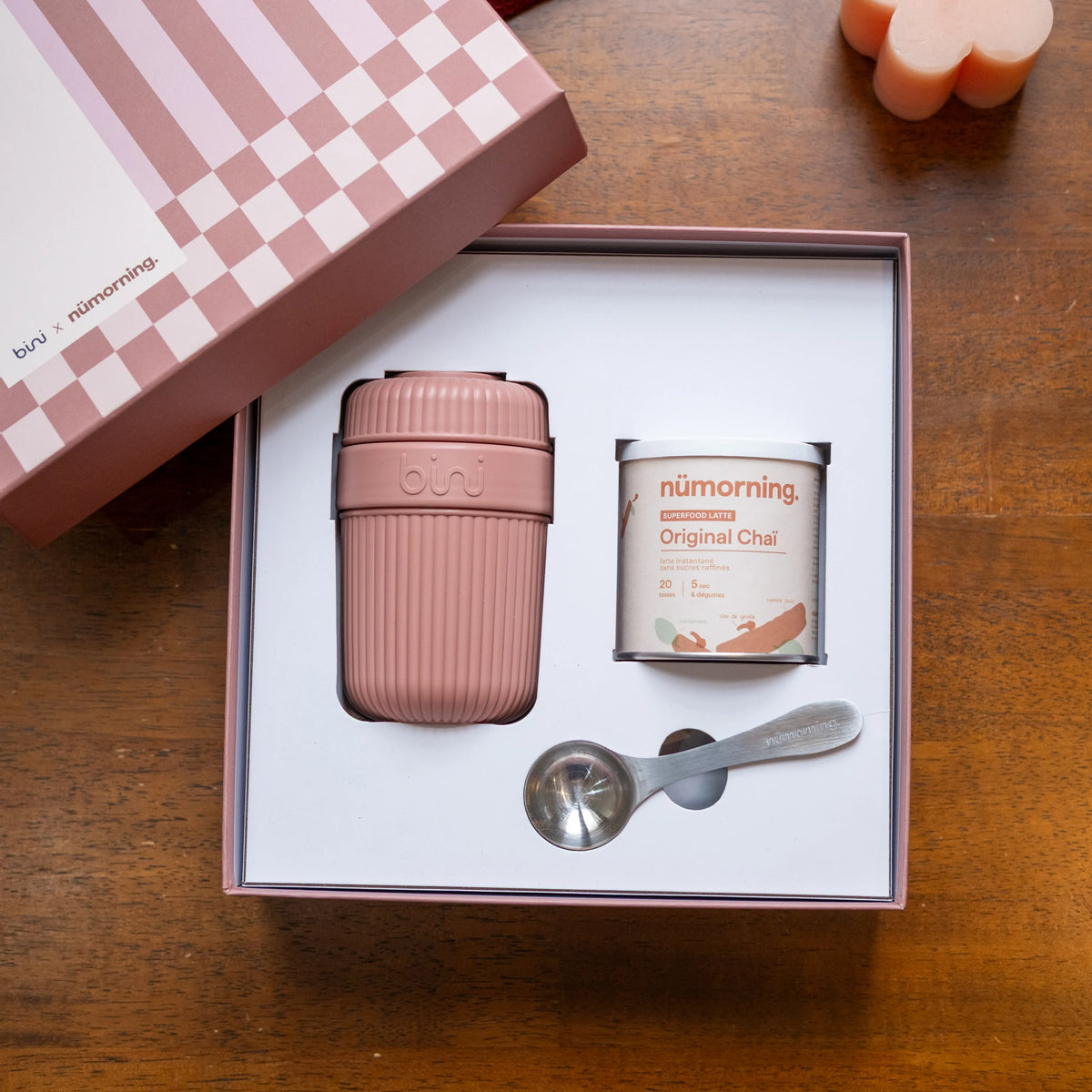 Coffret Bini × nümorning Blush : mug nomade, chaï latte bio et cuillère doseuse