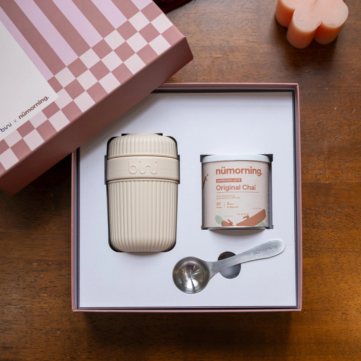Coffret Bini × nümorning Crème : mug nomade, chaï latte bio et cuillère doseuse