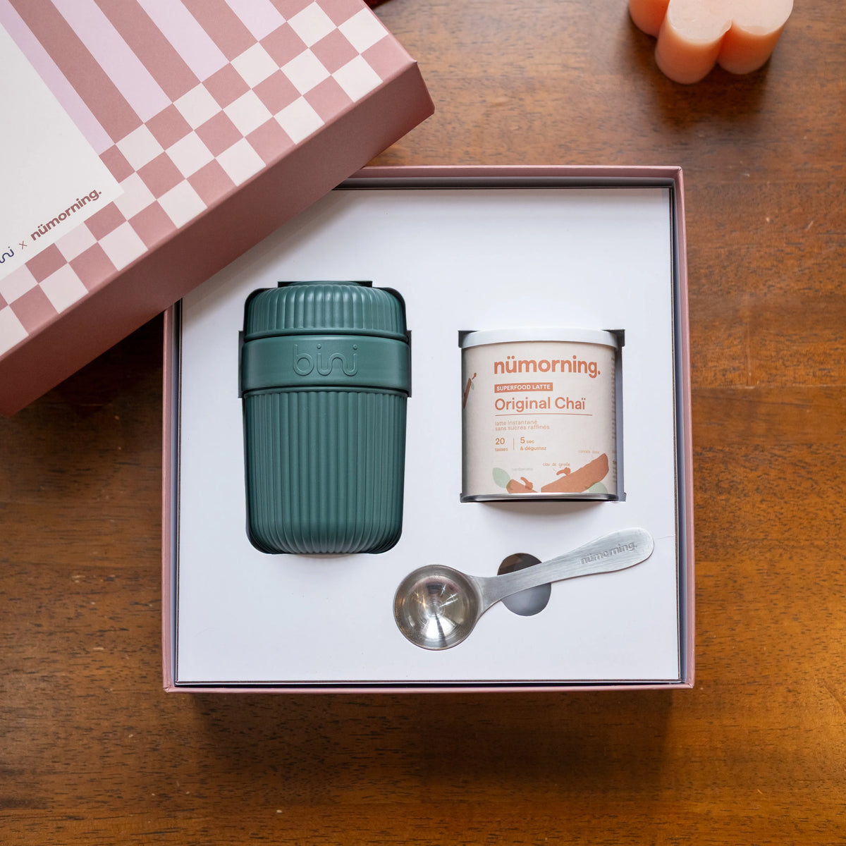 Coffret Bini × nümorning Vert Forêt : mug nomade, chaï latte bio et cuillère doseuse